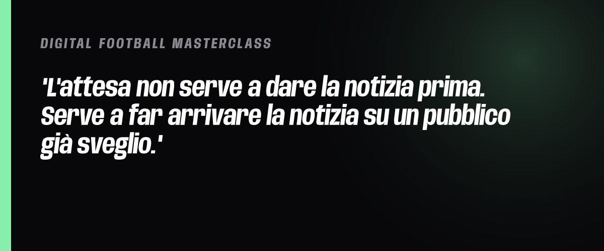 L'attesa non serve a dare la notizia prima. Serve a far arrivare la notizia su un pubblico già sveglio.